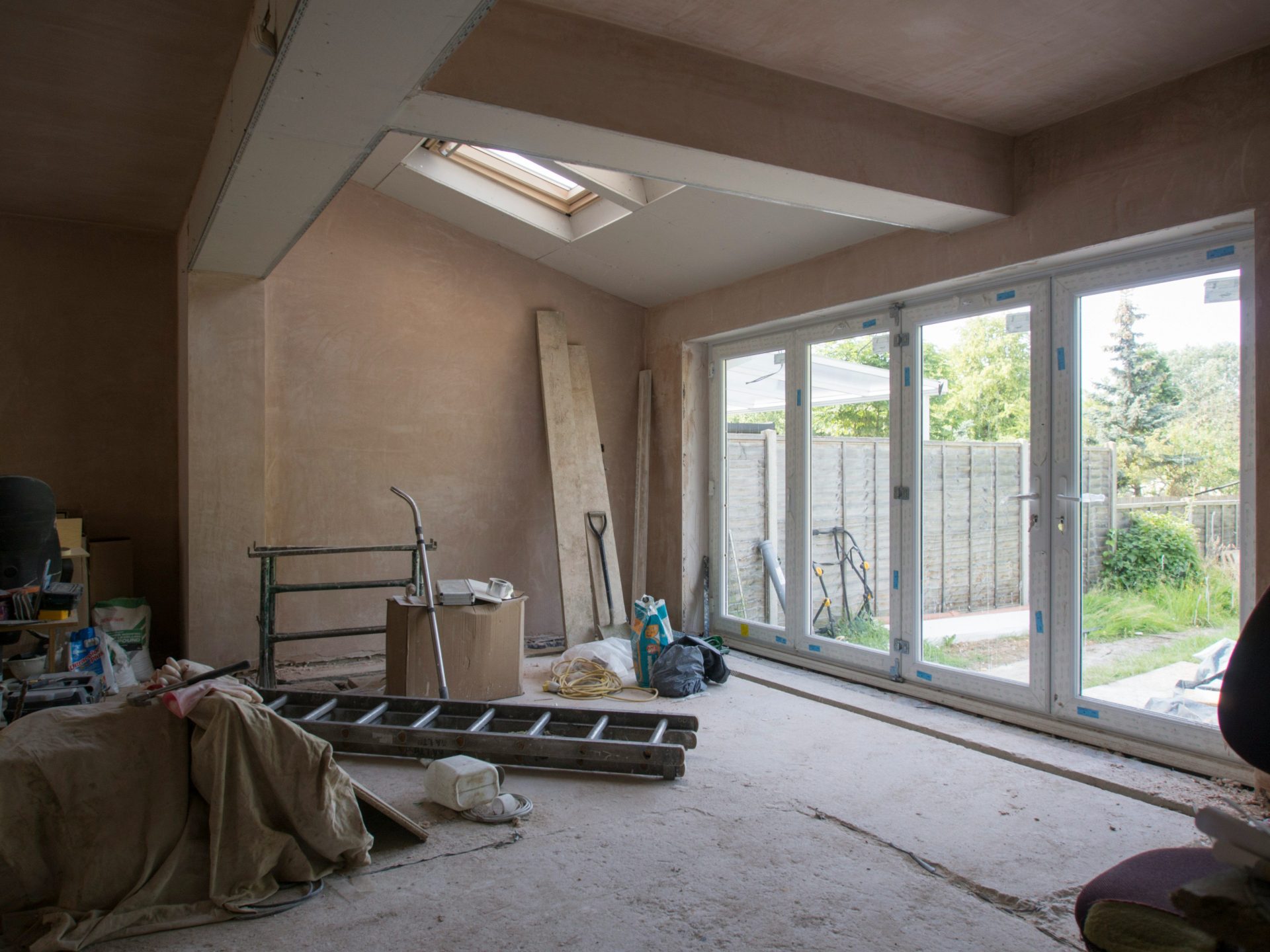 ein Raum mit Dachfenster, der gerade umgebaut wird